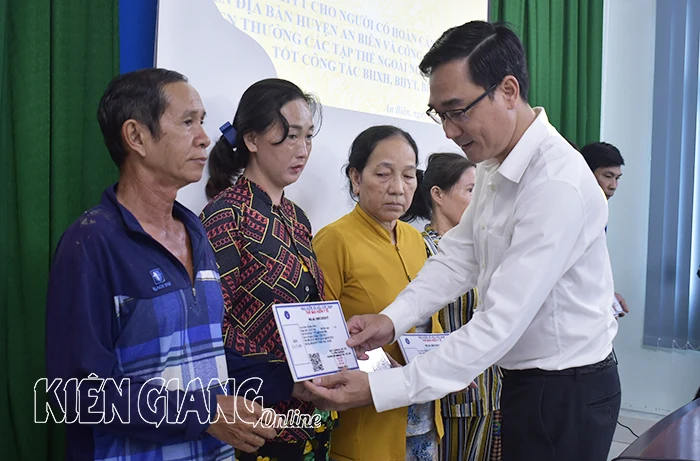 >Tặng 100 thẻ bảo hiểm y tế cho người nghèo huyện An Biên